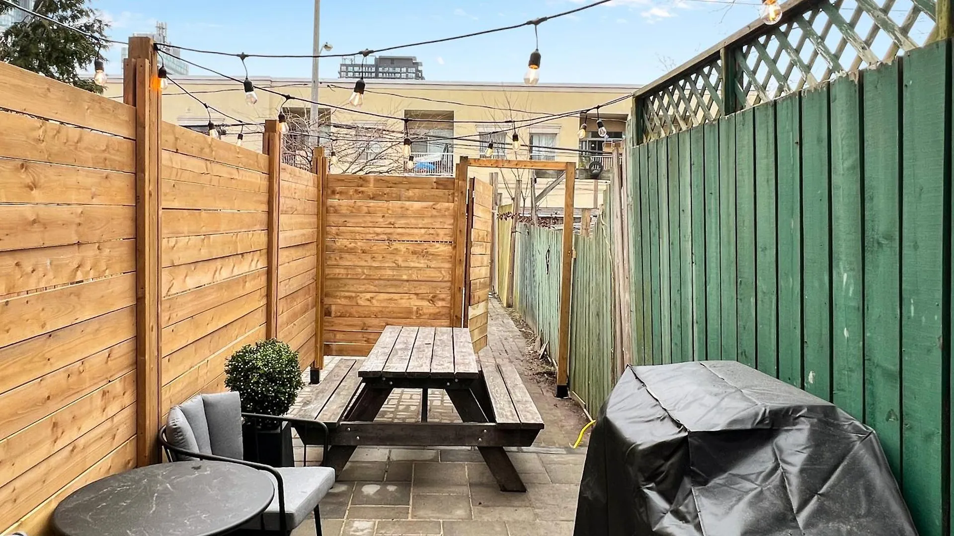 Historic Old Victorian With Deck And Parking Apartment Toronto